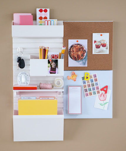 The easy-to-clean boards and accessories are ideal for splatter-prone spots in the kitchen. Wipe them clean and start again.