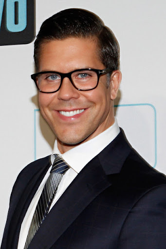 Fredrik Eklund, one of the stars of Million Dollar Listing New York, will share real estate tips - while playing mini-golf! https://www.charitybuzz.com/catalog_items/511005