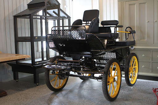 A marathon carriage is quite fast and is used for driving competitions. The carriage is designed to carry a driver and a groom, who counterbalances the carriage on tight turns.