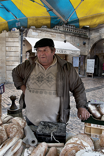 This vendor sold me the baguette I ate for lunch.