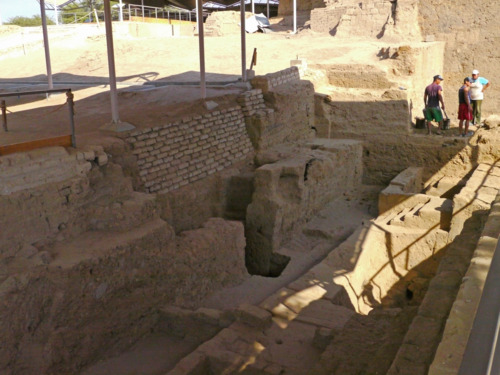 Beside the pyramid is the Moche Burial Ground, where the King of Sipan was found adorned with countless treasures and surrounded by 8 other people, a lama, and a dog.