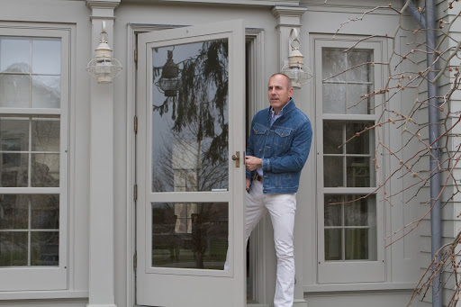 Matt Lauer waited for his make-up artist in the tenant house. He knew he would be farming and yet, he wore white jeans!