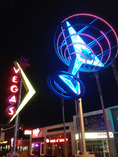 And after dinner, we enjoyed the signature neon signs and brights lights of the Las Vegas landscape.