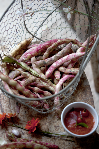 We learned that natural curves, such as those of these beans, add interest to food photos.