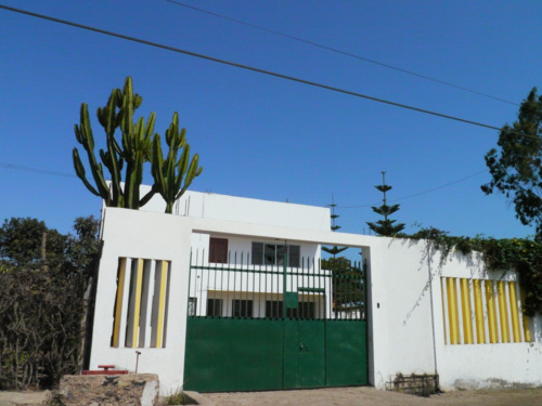 On the way back to Lima, we passed one last house where my mother resided.