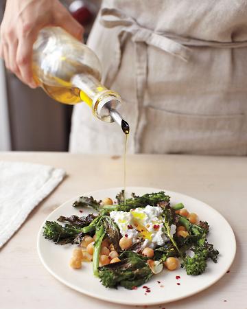 Tuck Into Green - Broccoli is a source of compounds called indoles, which have inhibited cancer growth in lab studies.
http://www.wholeliving.com/183667/50-ways-stand-cancer