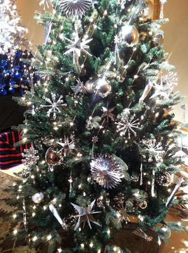 It includes 3-D glitter stars, starbursts, meteors, shooting stars, sparkling satellites, silver balls, and white lights.
