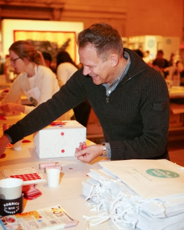 MSLO's Creative Director, Eric Pike, helped out at a Make and Give station featuring our Avery products, which are available at Staples.