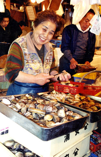 This woman said she shucks 400 clams per hour! Just amazing!