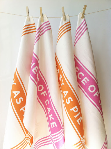 This set of two linen tea towels, made by Studiopatro, is a reminder that life is a piece of cake and that it’s important to keep everything easy in the kitchen.