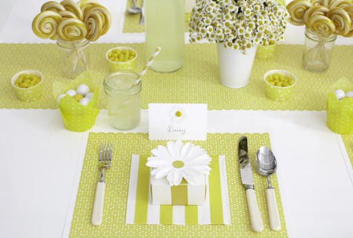 A close up of the place setting—a paper daisy tops a small favor box that can be filled with small toys or candy.