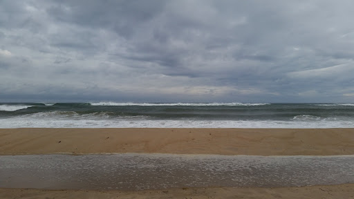 Another very good look at the rolling and breaking waves that came in tiers of two and three and four!