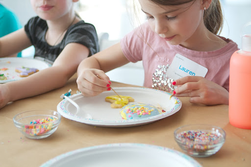 Lauren Carnevale developed a very nice technique to spread the icing to the edges of the cookie using a toothpick