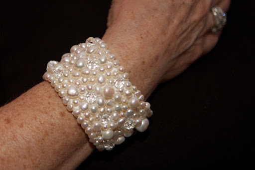 And her lovely bracelet.
http://www.lindaleepratico.com