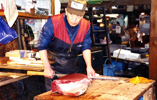 While this fellow was cutting his tuna into sushi restaurant sized slabs. Notice his long and razor-sharp blade, called oroshi-hōchō.