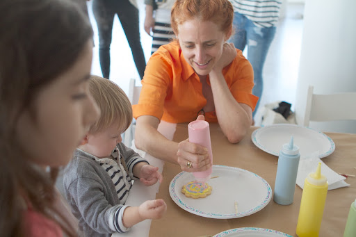 Sarah Carey shows Huck, son of blogger Natalie Holbrook how to create a tie-dye effect using icing
