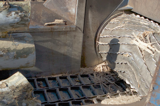 The toothed compression roller feeds the wood into the grinding chamber, where it is reduced to shreds within seconds.