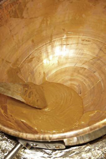 The bottom of the kettle - Each batch of caramel can cover approximately 96 apples.