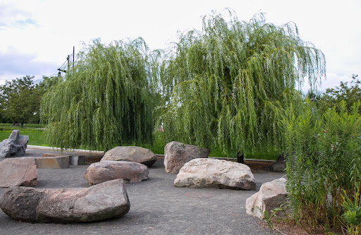 Stone Field, located at 22nd St. at Pier 63, contains large boulders from quarries in New York State and Pennsylvania, that were chosen for their special shapes.
