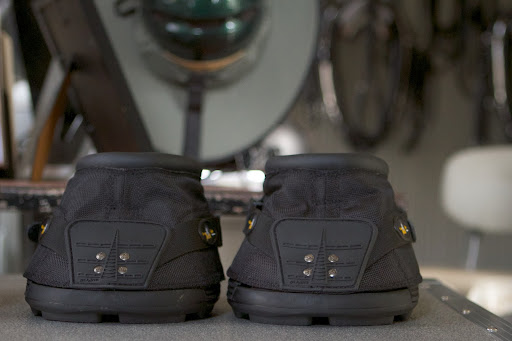 The top of the hoof boot has a cushioning rolled collar for comfort.