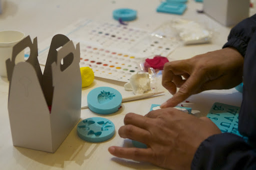 In the lively crafting area, one section was devoted to modeling objects using Martha Stewart Crafts clay and molds. This air-dry clay is great!
