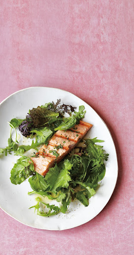 One of my favorite weekday lunches is a large salad—fresh greens and fresh herbs dressed with a vinaigrette, along with a simply cooked piece of salmon drizzled with fresh lemon juice. This tasty meal provides enough protein and staying power to get me through a busy afternoon—and it’s heart-healthy as well.