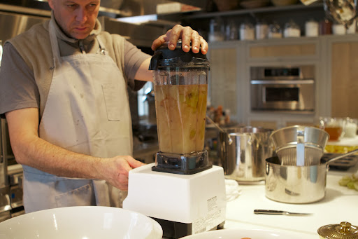 Next, the softened quince were blended.