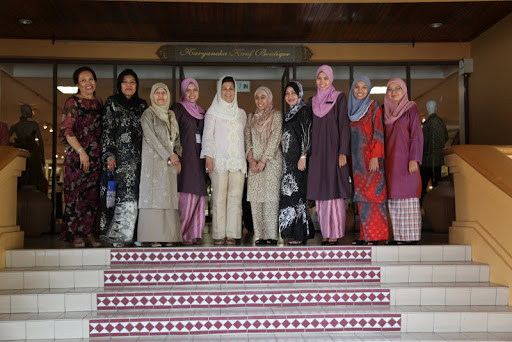 In Kuala Lampur, we also visited the Malaysian Handicraft Development Corporation, http://www.malaysiancraft.com/index.cfm a center for the traditional crafts of the country. The staff greeted us on the steps - the lady in white is the director - Datuk Zakiah Ahmad.