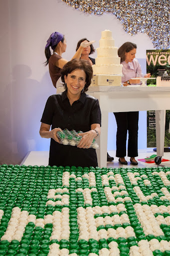 After the logo was complete, Darcy handed out mini cupcakes to the crowd. It was a sweet success!