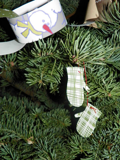 Sara Bennett made these adorable ornaments using wrapping paper.