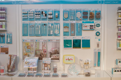 Our brushes, tools, and accessories are ergonomically designed and feature soft-grip, no-slip handles. Choose from an array of brush sets with various bristles, sponge applicators and rollers, and specialty tools for creating finishes.